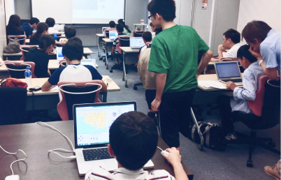 TENTOの教室。子どもたちがそれぞれのペースでプログラミングを学んでいる